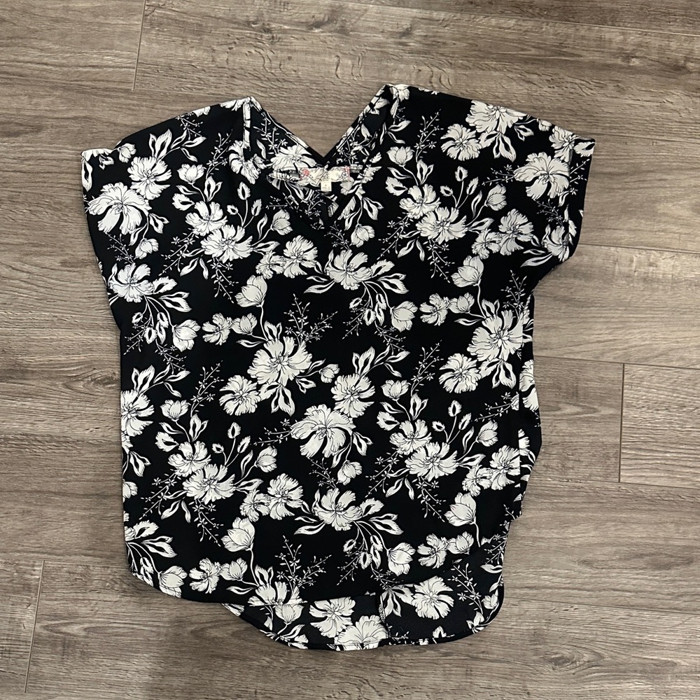 Black and white womens floral short sleeve top